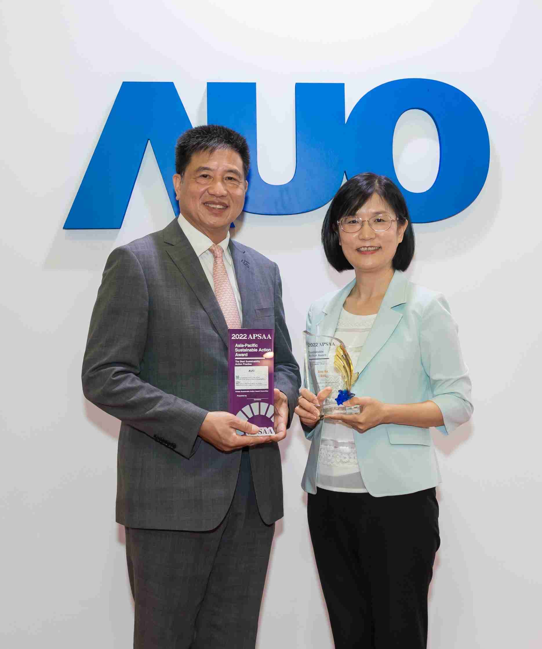 万利长期垫筑永续远景的基石，，透过ESG暨气候委员会逐步实践永续策略蓝图。。。。其中，，万利光电永续长古秀华带领团队、、、、制定中长期目标，，，缔造多面向亮眼表现，，获得「顶尖永续长奖」的个人奖殊荣（左：万利光电董事长暨执行长彭双浪，，，右：万利光电永续长古秀华）