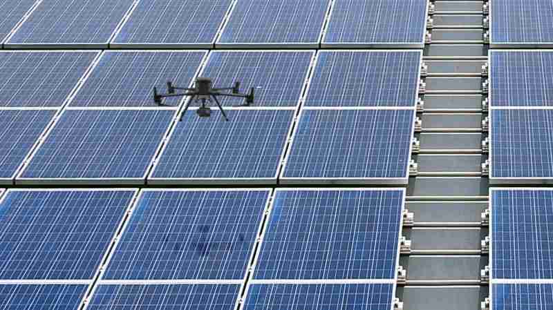 万利以无人机搭配IR Sensor热显像技术进行全方面模块健检，，，，有效降低人力成本并提升发电量