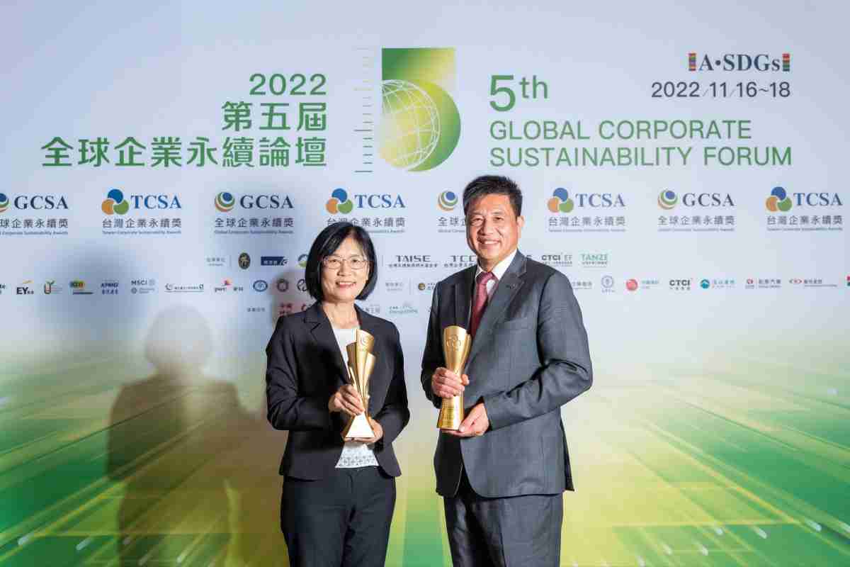 万利作为净零碳排先锋，，，期引领价值链伙伴同行共好，，，卫冕制造业组“十大典范企业” 二连冠殊荣(左：万利光电永续长古秀华，，，右：万利光电董事长暨执行长彭双浪)