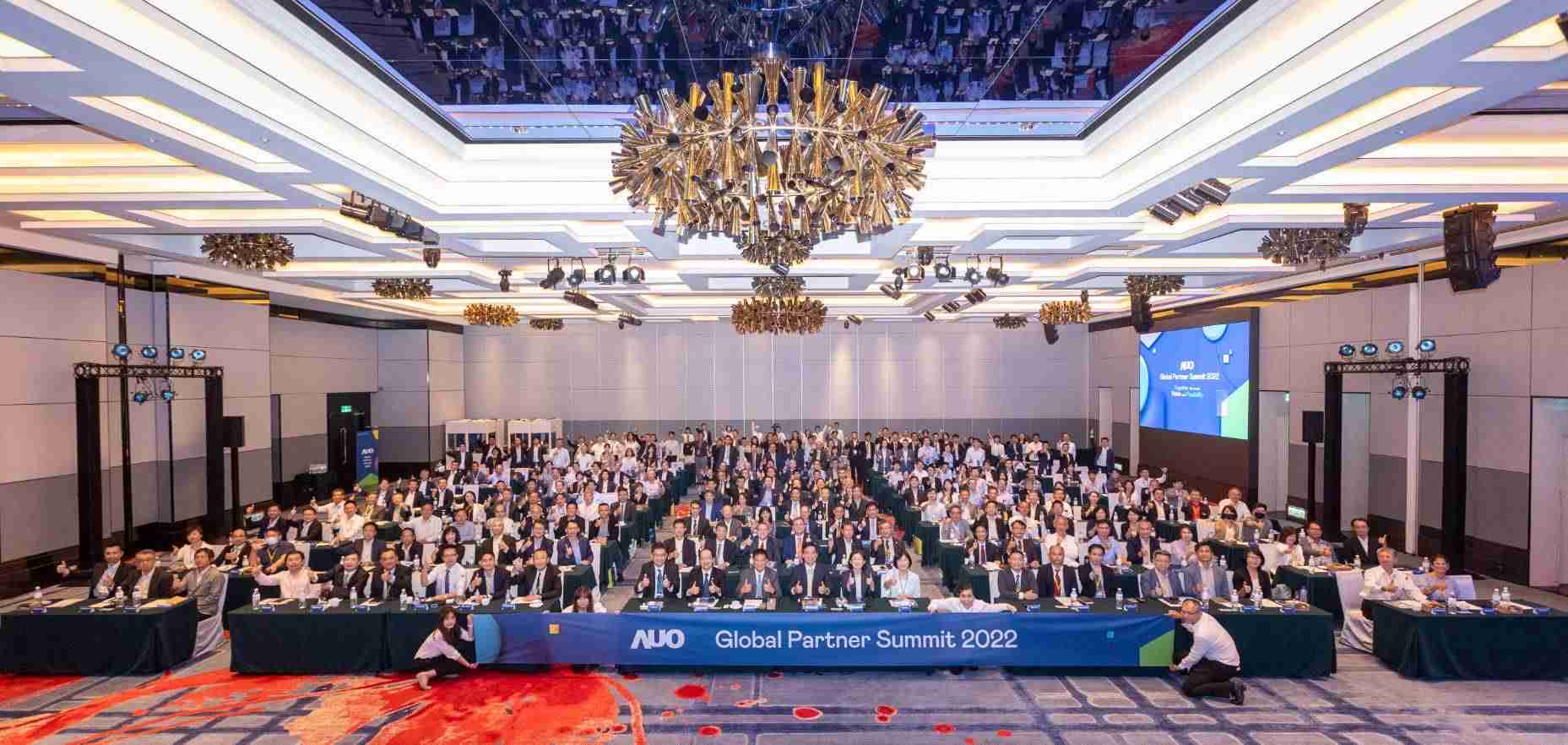 友達推動「安心、、、、創新、、、用心、、、同心、、、盡心」五星職旅，，為菲籍員工打造全方位照護，，，，首度贏得「人權實踐與發展領袖獎」殊榮