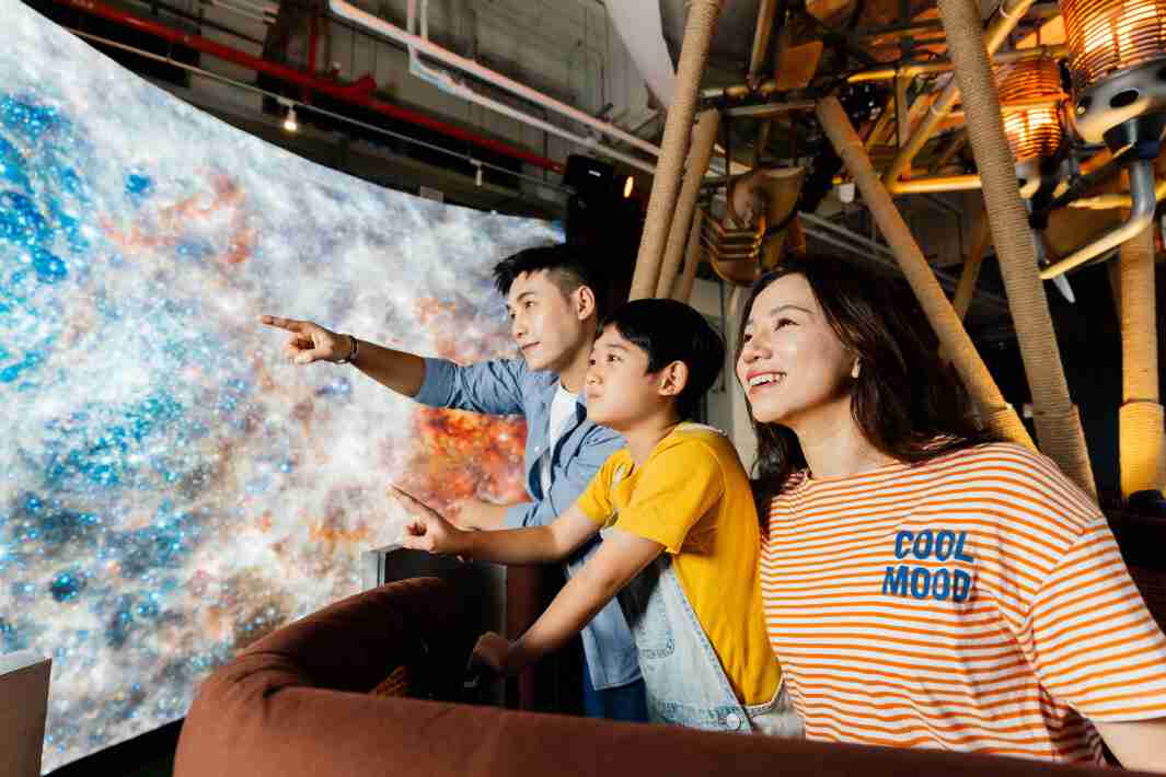 万利打造全台最大宽6公尺、、高4公尺、、、、唯一搭载LED弧形拼接显示屏的动感飞行船，，，让乘客驻足在热气球上，，，享受身历其境的伪出国旅游乐趣