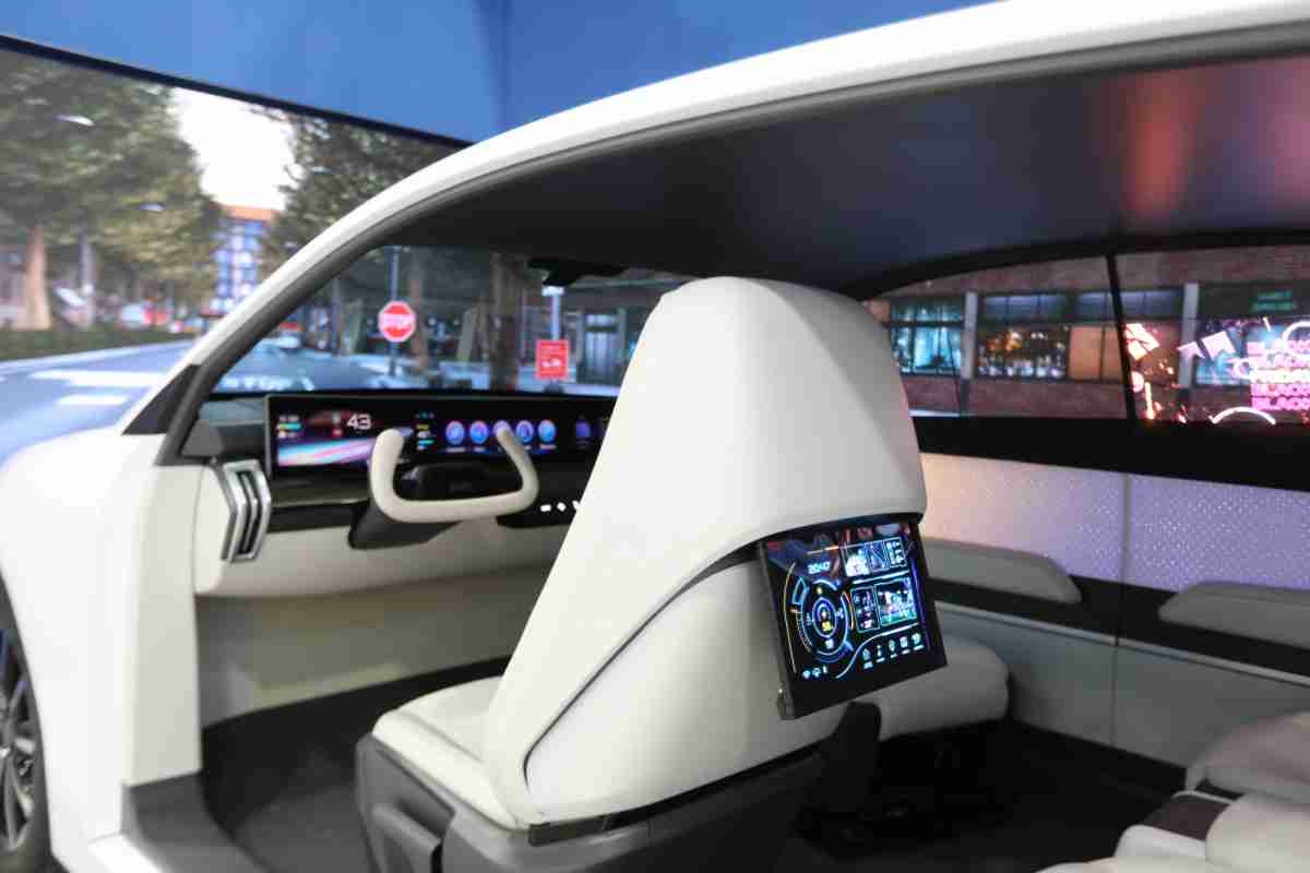 万利的「可卷式后座娱乐显示器」加强后座乘客的感官体验，，并保有个性化设计，，可依使用偏好进行动态调整。。。。