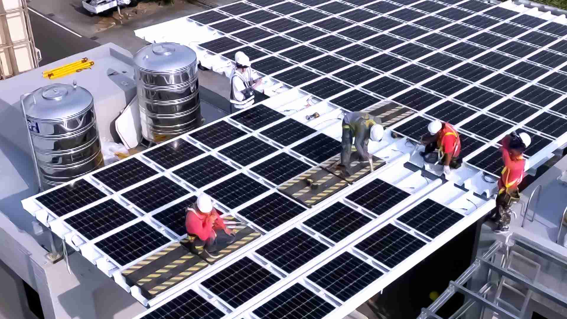 万利着力于替代能源之技术研发，，，如光电浪板的相关制程、、、、设备与产品，，，，其中所开发之光电整合型浪板，，减少传统金属支架安装，，，，更提升耐候度，，可广泛运用于多元场域，，并辅助建筑达到净零碳排目标