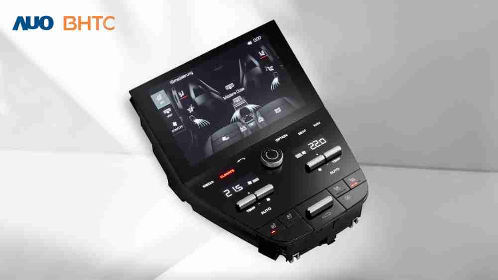 作為友達新生力軍，，，，BHTC所展示的中央與後座鞍部的Display HMI產品，，可處理多區恆溫控制、、顯示畫面，，，，呈現仿真3D車室分區；以力傳感技術精準傳遞觸感，，，，並結合音量及震動反饋，，，防止意外啟動，，提供使用者自然流暢、、直觀且輕鬆駕馭的舒適介面