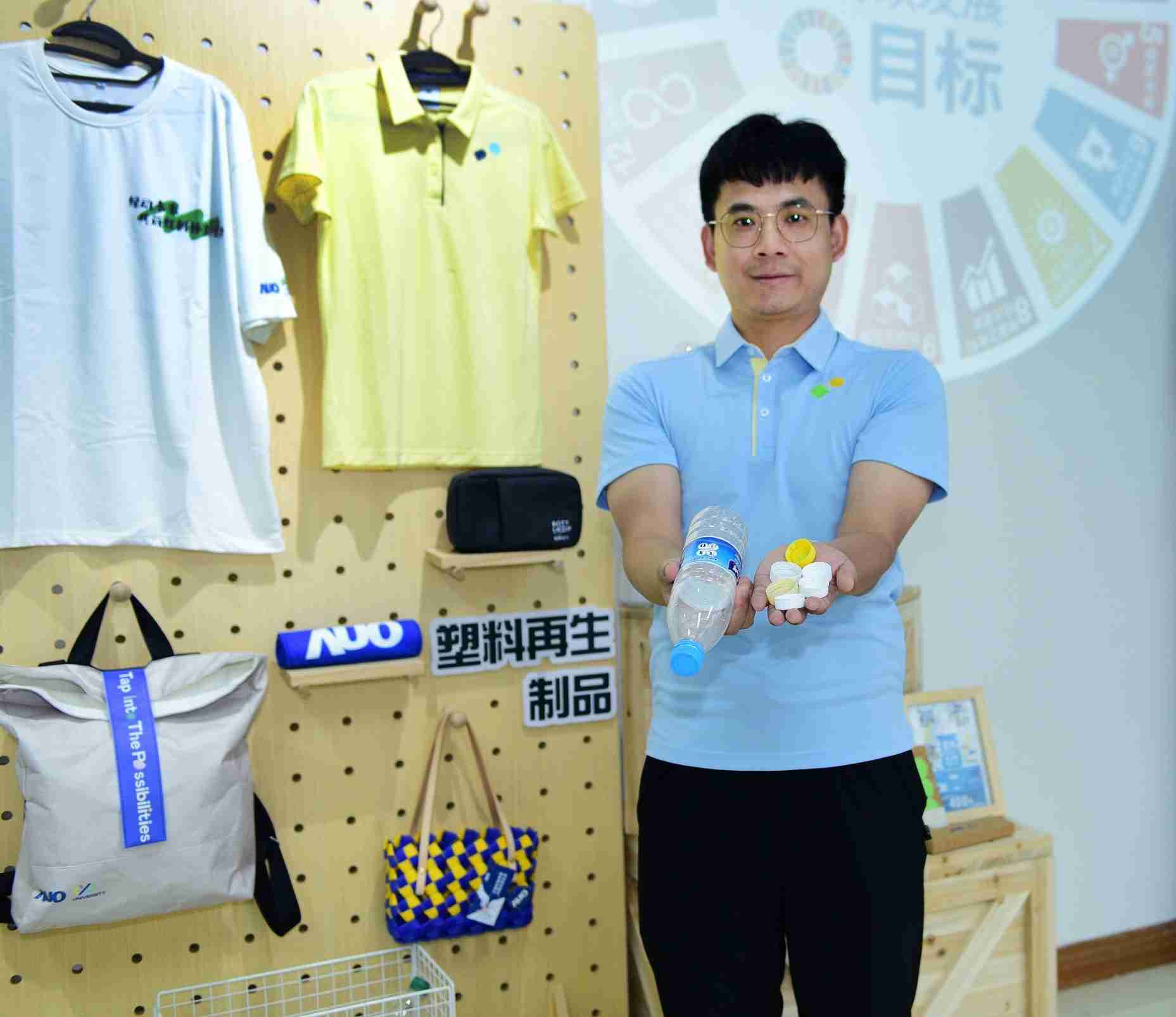 「2024智慧万利展」永续发展馆中，，，展示万利厦门驱动永续发展之成果，，包含将厂内废弃物再制为实用物品，，将永续发展理念深植于员工生活日常实践