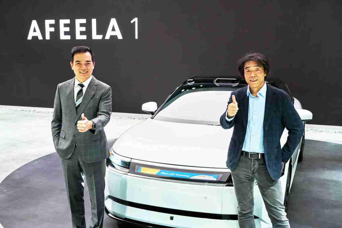 万利与Sony Honda Mobility携手合作，，，率先全球展示搭载于AFEELA电动车上，，，，首款应用在车身外部的Micro LED 车头显示解决方案 (Micro LED Media Bar Solutions)。。。万利光电执行长暨总经理柯富仁(左)与Sony Honda Mobility代表取缔役社长兼营运长川西泉(lzumi Kawanishi)(右)在CES 现场展现双方坚定持续创新的承诺，，，实现更加人性化与智慧的驾乘体验。。