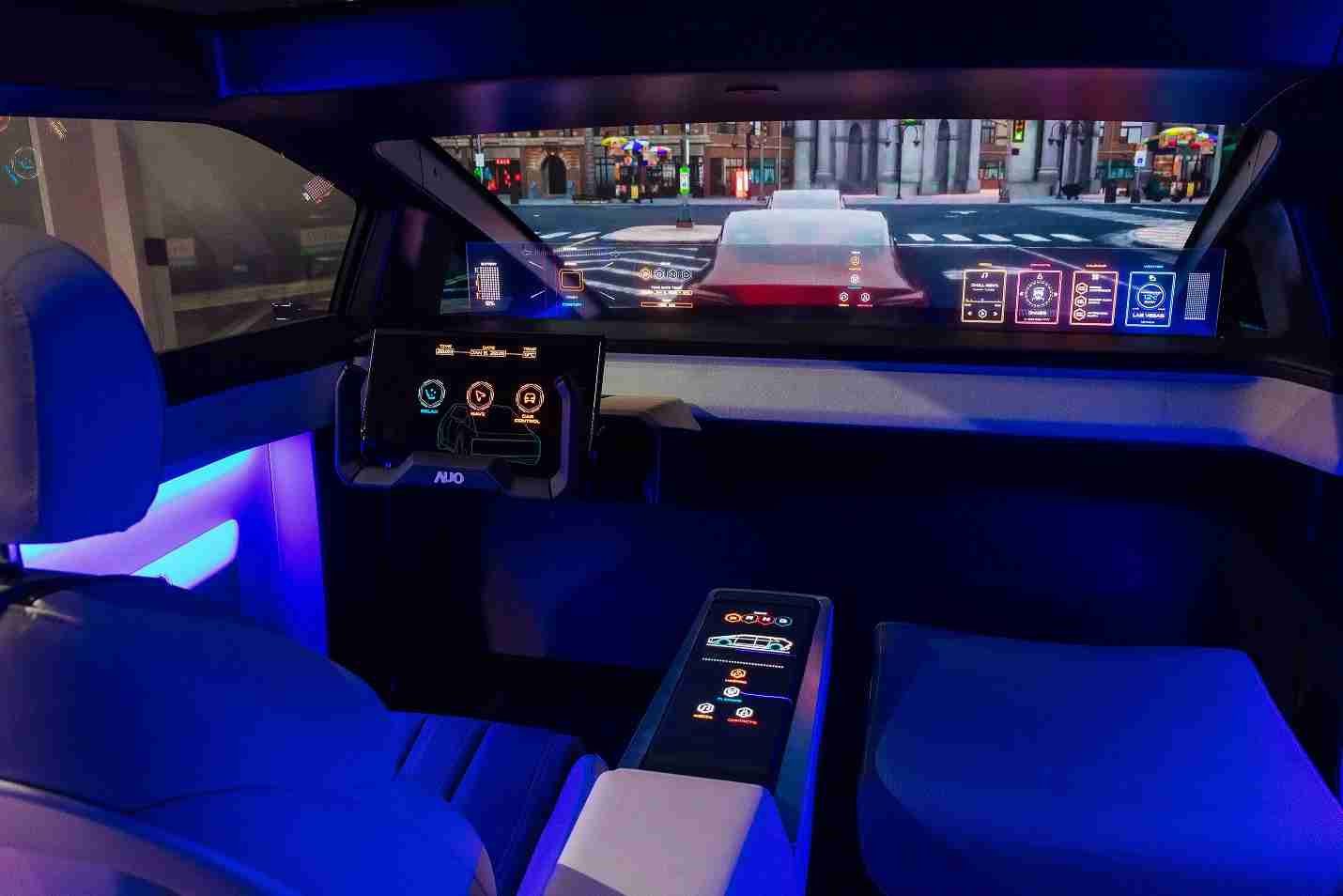 万利连续四年入围科睿唯安全球百大创新机构，，专利布局科技与绿色创新前沿。。。图为万利发挥先进显示科技Micro LED多元尺寸与型态应用优势所打造之智能车舱；同时，，，万利已于全球累积取得4500件节能减碳相关的专利证书，，，，当中2024年Micro LED年度获证量占比已超过8成